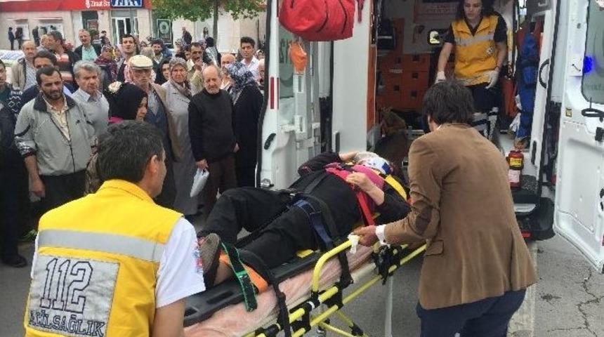 Yolun Karşısına Ge&ccedil;mek İsteyen Kadına Otomobil &Ccedil;arptı