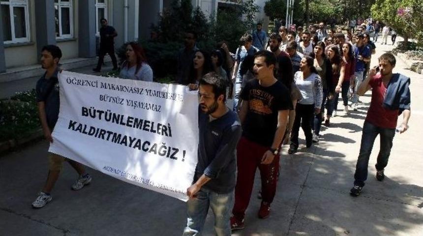 &Ouml;ğrencilerden &rsquo;b&uuml;t&uuml;nleme&rsquo; Eylemi