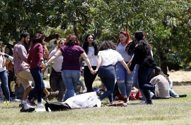 Öğrencilerden ’bütünleme’ Eylemi