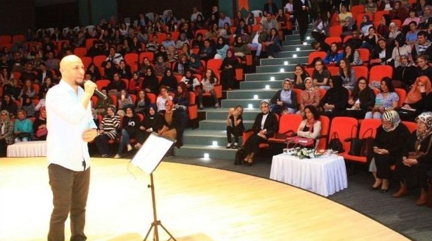 Kahraman Tazeoğlu, Darıca&rsquo;da Gen&ccedil;lerle Buluştu