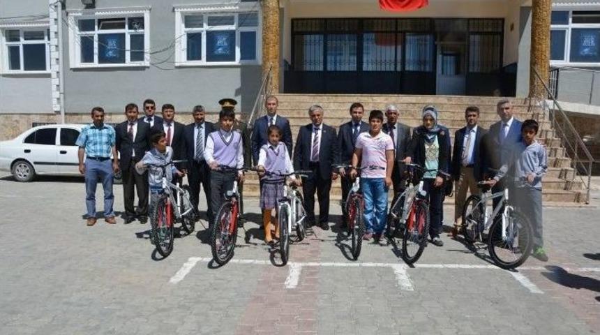 Sağlık Bakanlığı &Ouml;ğrencilere Bisiklet Hediye Etti