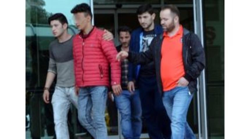 Hakeme Saldıran Ve &Ccedil;ıkartıldığı Mahkemece Serbest Bırakılan Gen&ccedil; Taraftar Adliyeden Ayrıldı