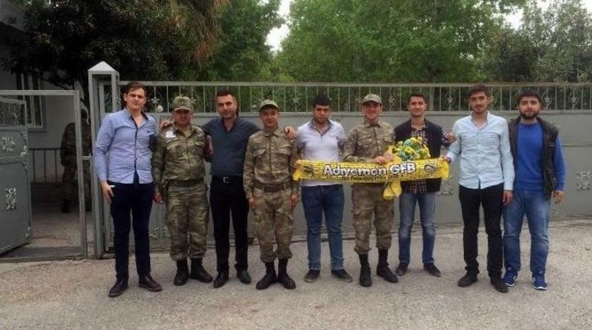 Gen&ccedil;lerden Askere &Ccedil;i&ccedil;ek Ve Tatlı