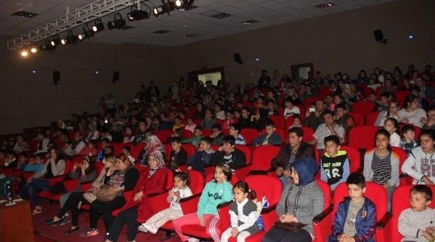 İncesu Belediyesi Çocuklara Ücretsiz Eğitici Tiyatro Gösterisi Düzenledi