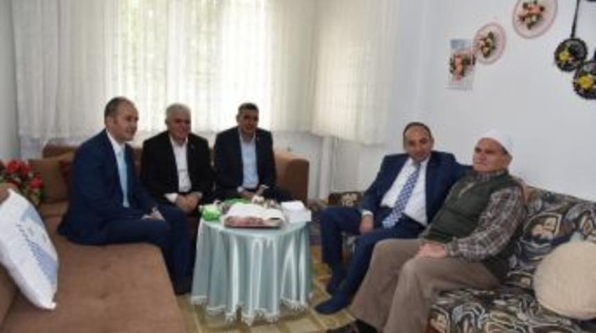 Başkan &Uuml;z&uuml;lmez Umreden D&ouml;nenlerin Evlerine Konuk Oldu