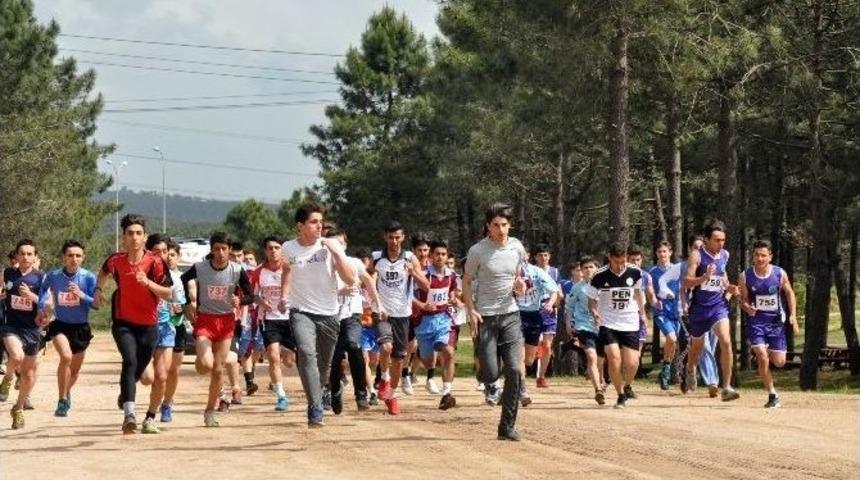 Pendik&rsquo;te Atletizm Kros Yarışmaları D&uuml;zenlendi