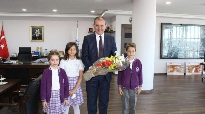 Minik Asya Başkan Amcasının Koltuğuna Oturdu