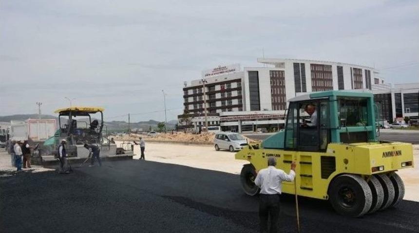 Belediye Ekipleri, Hastane Otoparkını Asfaltlamaya Başladı