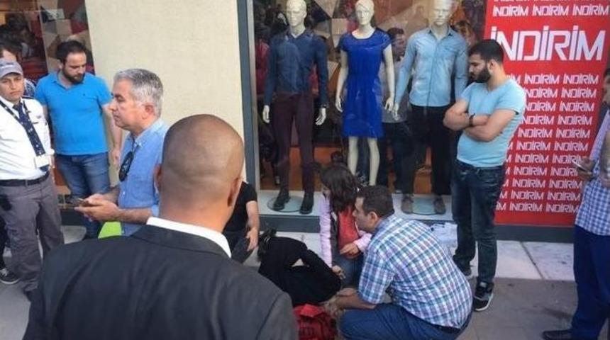 S&ouml;ke&rsquo;de Avm&rsquo;de 5 Metrelik Demir Merdiven Gen&ccedil; &Ccedil;iftin &Uuml;zerine D&uuml;şt&uuml;