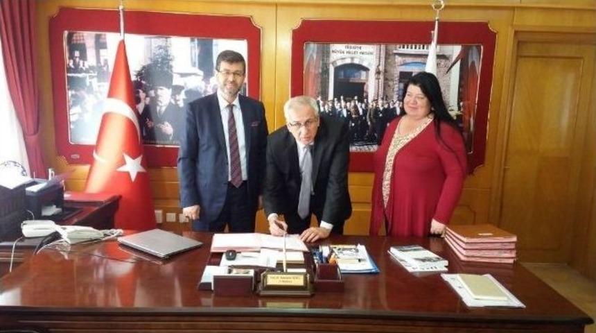 Nevvar Salih İşg&ouml;ren Vakfı 10 Bin Kitap Dağıttı