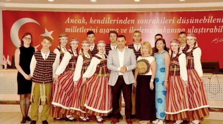 Alanya Belediye Başkanı Yücel, Kardeş Şehirlerin Çocuklarını Ağırladı