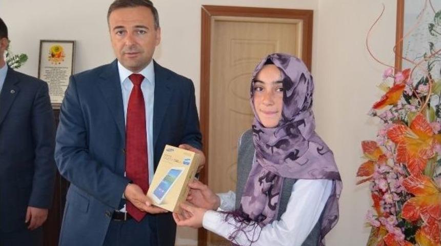 Kaymakam G&uuml;ven&rsquo;den Başarılı &Ouml;ğrencilere Tablet