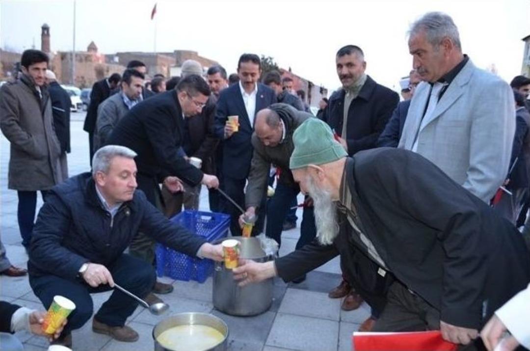 Gen&ccedil;likten Şehitlere Vefa...