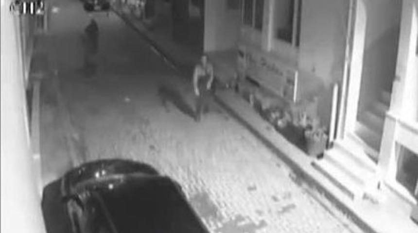 Polisi G&ouml;r&uuml;nce Ellerindeki Uyuşturucuları Atıp Ka&ccedil;tılar