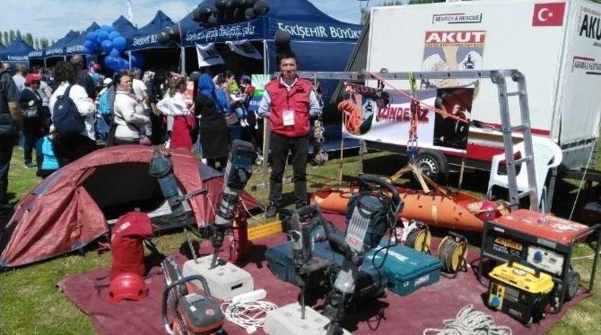 Akut &Ccedil;ocuklar İ&ccedil;in Oyun Ve Eğlence Stantları Kurdu