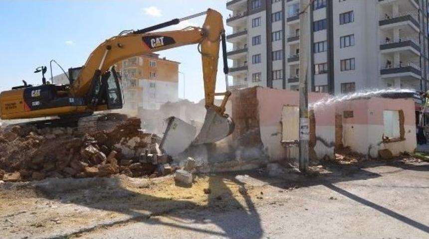 Engelsiz Park Projesi&rsquo;ne Engel İki Metruk Ev Yıkıldı