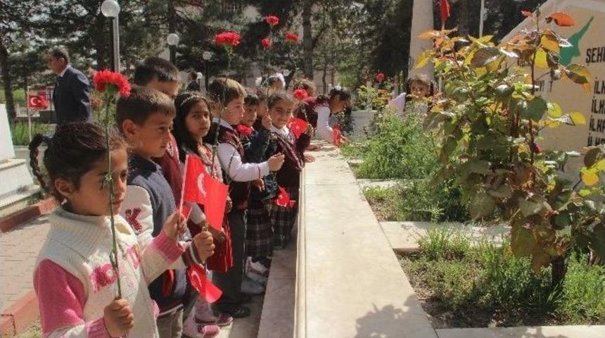 İlkokul &Ouml;ğrencileri Şehitleri Ziyaret Etti