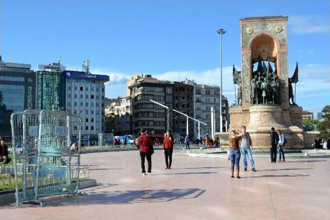 Taksim&rsquo;de 1 Mayıs Hazırlığı