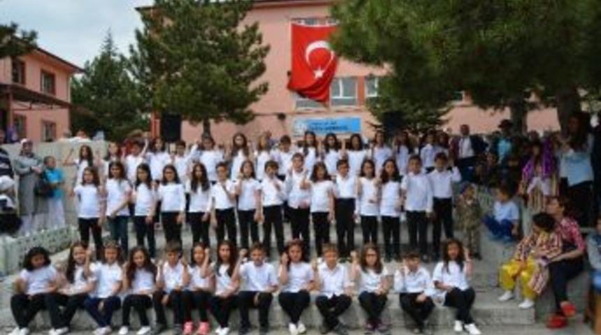 &Ouml;ğrencilerin 23 Nisan G&ouml;sterileri Velileri Gururlandırdı