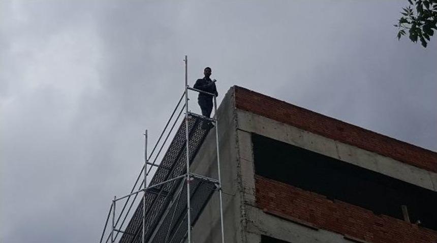 Yağmur Altında İntihar Girişimi