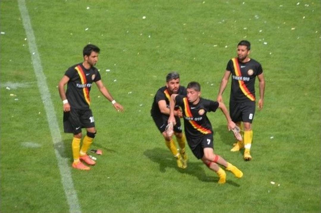 Kramponlarıyla Hakeme Saldırdı