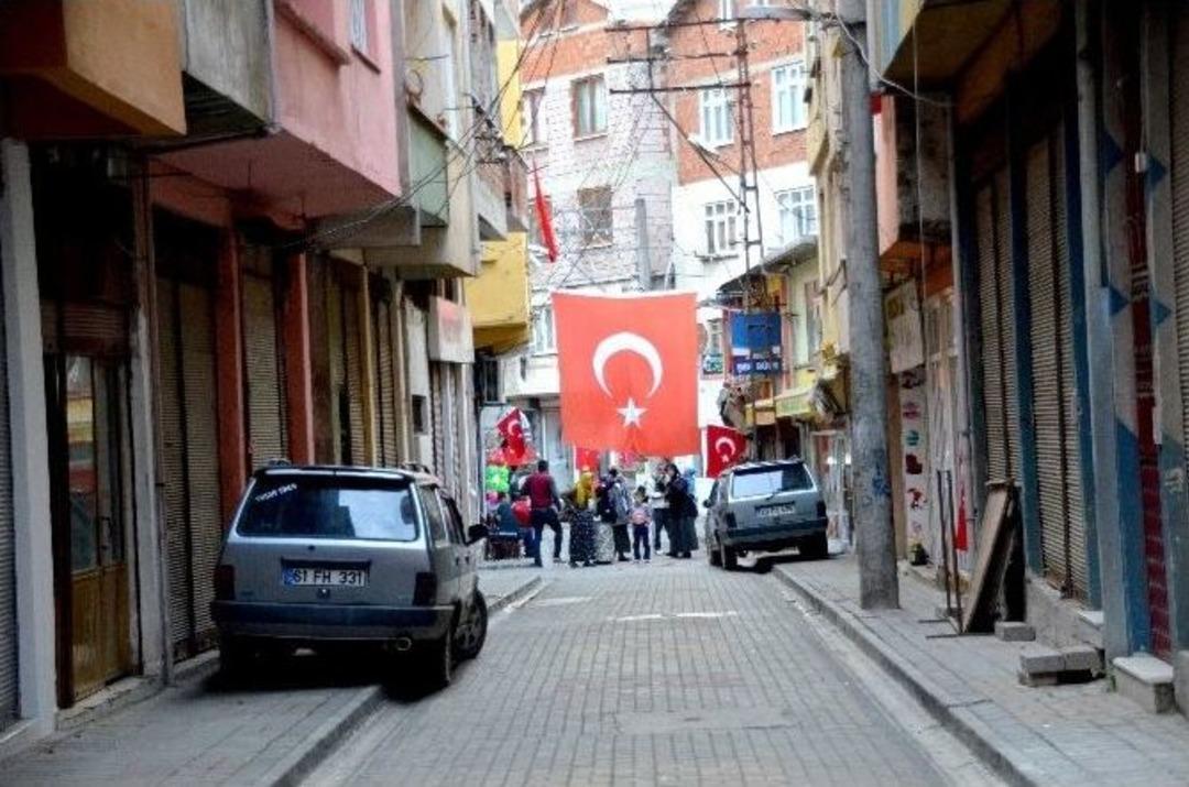 Giresun&rsquo;un Yağlıdere İl&ccedil;esi Bayraklarla Donatıldı, İl&ccedil;e Şehidini Bekliyor