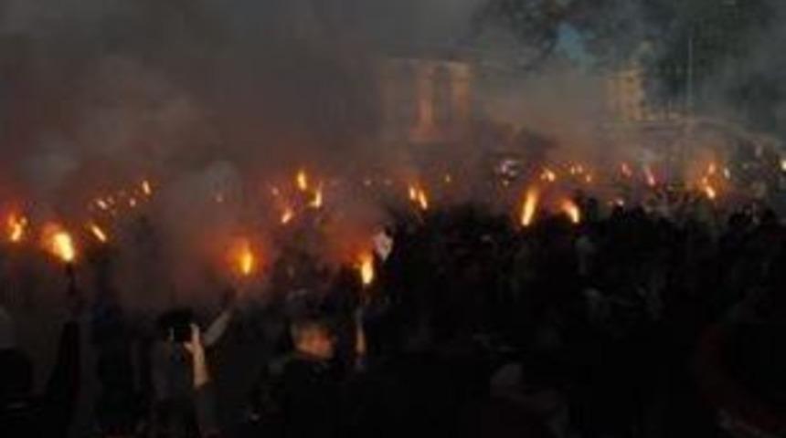 Şampiyon Futbolcudan Sevgilisine G&ouml;r&uuml;lmemiş Evlenme Teklifi