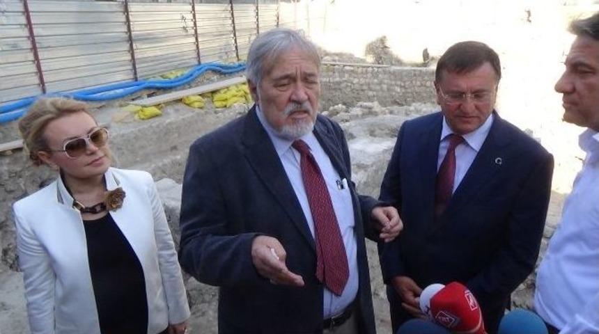 &Uuml;nl&uuml; Tarih&ccedil;i Ortaylı, &lsquo;neşeli Ol, Hayatını Yaşa&rsquo; Yazısı Bulunan Mozaiği İnceledi