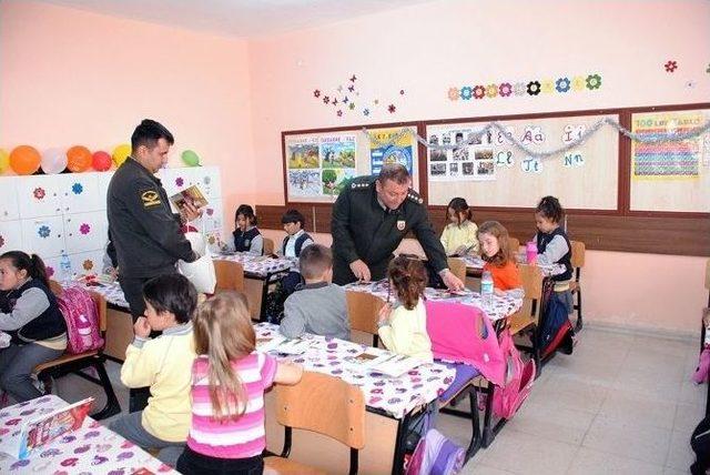 Genelkurmay Başkanı Akar, Kendisine Mektup Gönderen Öğrencilere Hediye Gönderdi