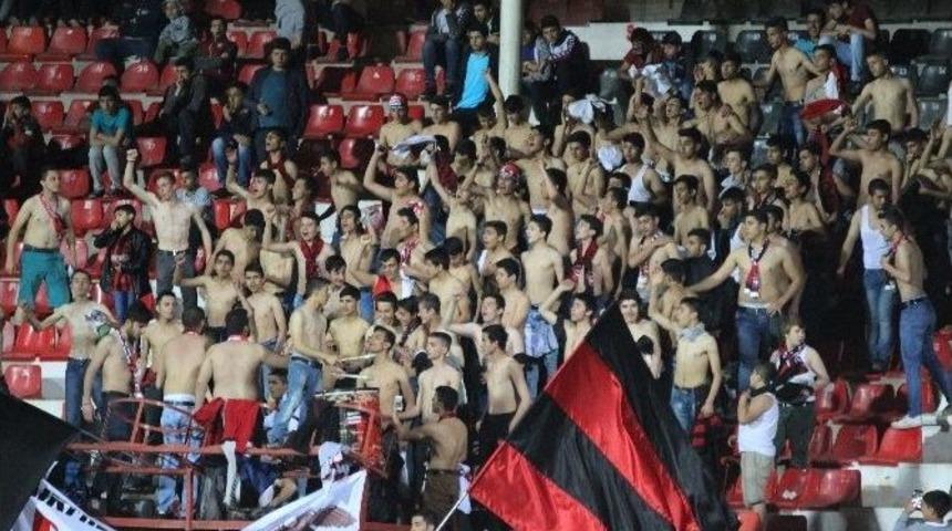 İbrahim Kızıl Trib&uuml;n&uuml; Terk Etti