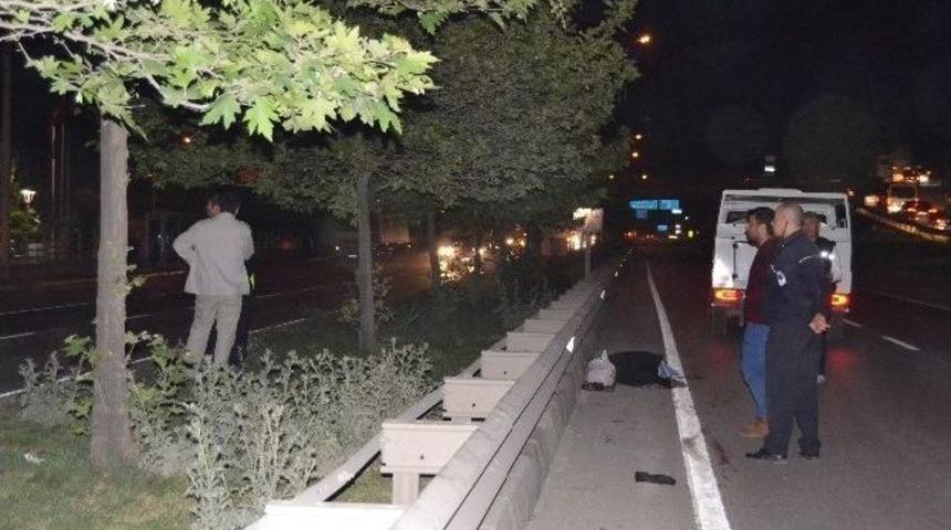 Yaşlı Kadın Karşıdan Karşıya Ge&ccedil;erken Canından Oldu