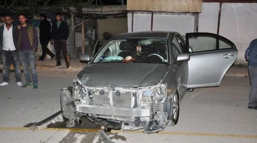 &Ouml;nce Birbirlerine Sonra Duvara &Ccedil;arptılar: 2 Yaralı