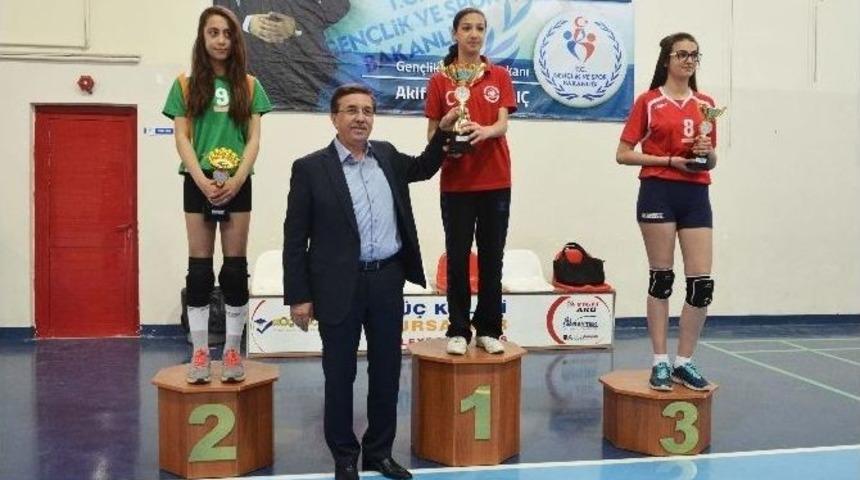 Dede Korkut Anadolu Lisesi Voleybol Şampiyonu Oldu