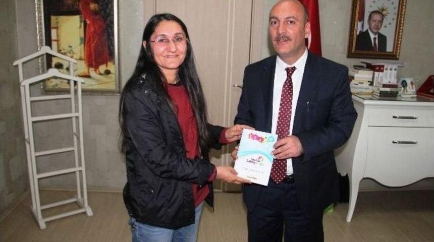 Usta &Ouml;ğretici Pamuk Yazdığı İngilizce El Kitabı M&uuml;d&uuml;r Cırıt&rsquo;a Takdim Etti