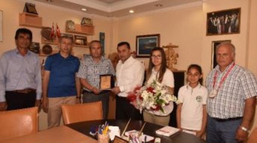 Obak&ouml;y Ortaokulu&rsquo;ndan Başkan Y&uuml;cel&rsquo;e Plaket