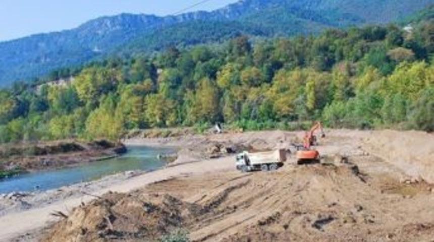 Yenice&rsquo;de Dere Islah &Ccedil;alışmaları S&uuml;r&uuml;yor