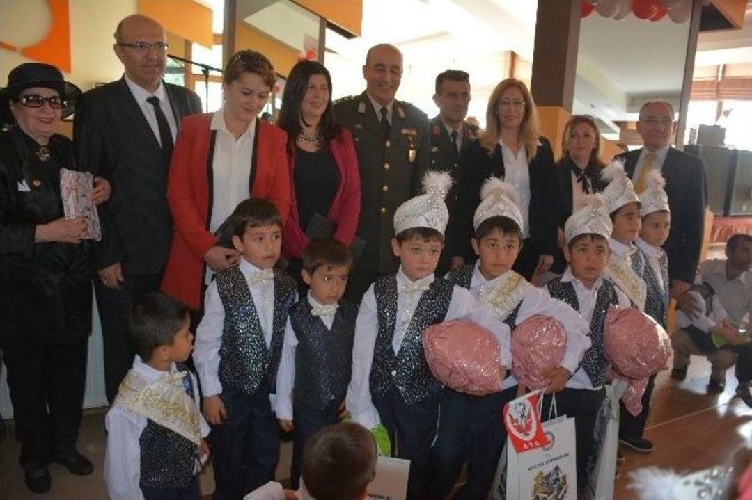 Hayırsever Mukaddes Anneden &Ccedil;ocuklara S&uuml;nnet, Gen&ccedil;lere &Ccedil;eyiz