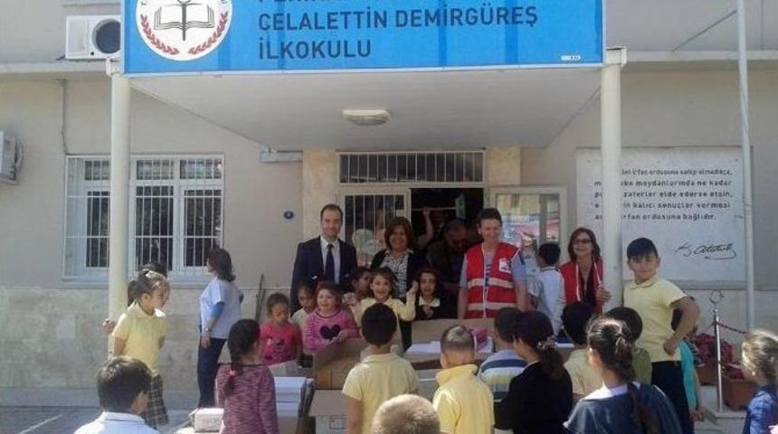 Urla Kızılay&rsquo;dan &Ccedil;ocuklara Ayakkabı