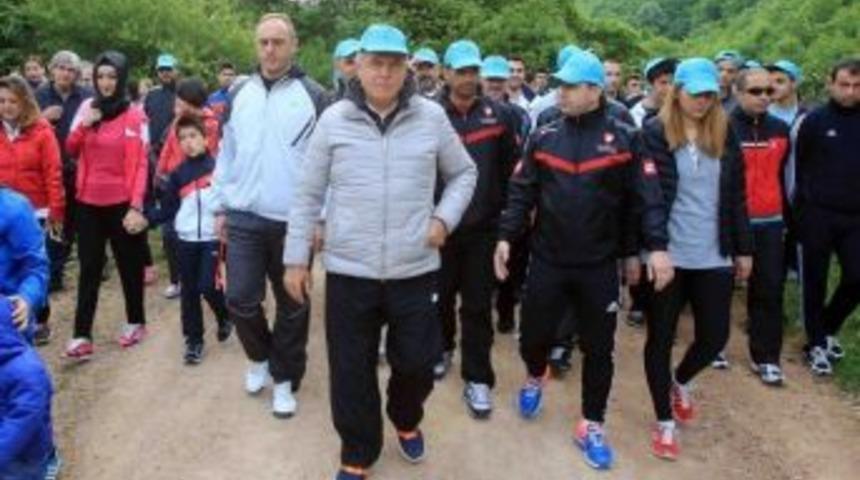 Başkan Karaosmanoğlu, Faal Futbol Hakemleri Kocaeli Şubesi İle Y&uuml;r&uuml;y&uuml;ş Yaptı