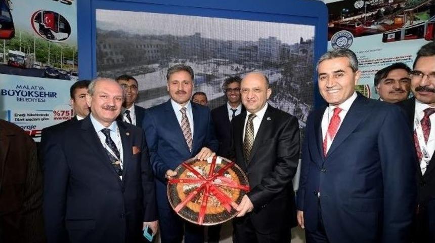 Büyükşehir Belediyesi Standına Büyük İlgi