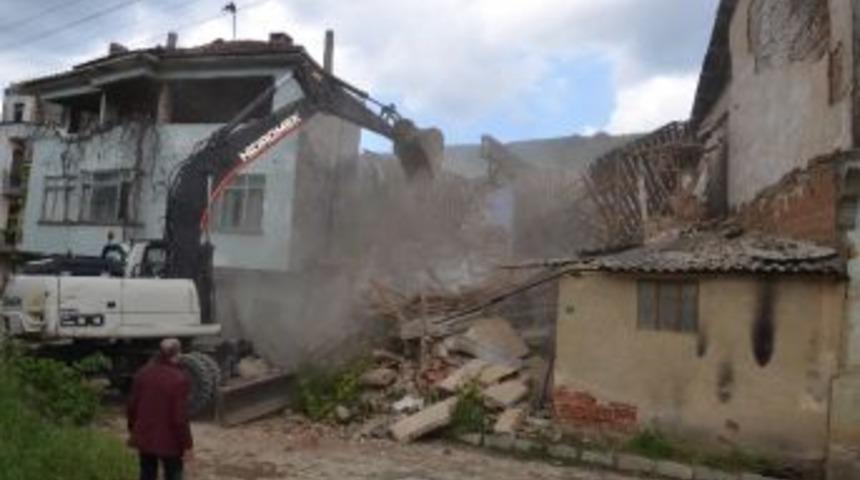 Kumla&rsquo;da Metruk Binalar Yıkılıyor