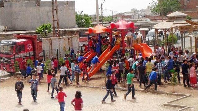 Öğretmenlerden Okula Oyun Parkı