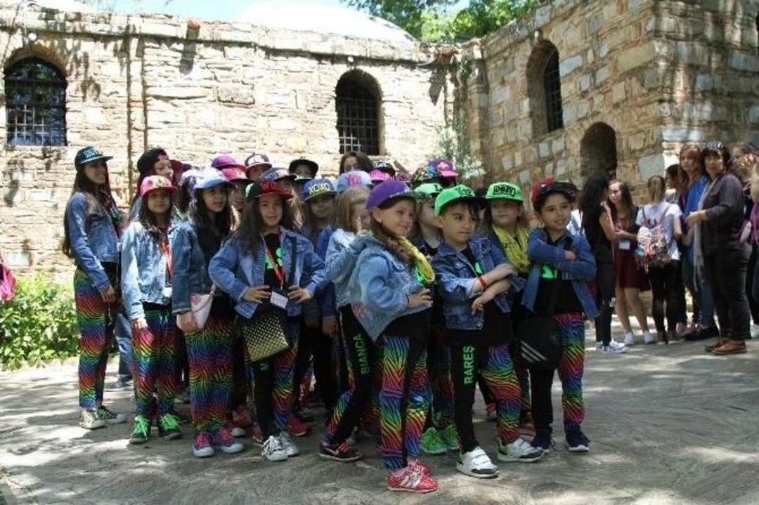 D&uuml;nya Gen&ccedil;leri K&uuml;lt&uuml;r Keşfinde