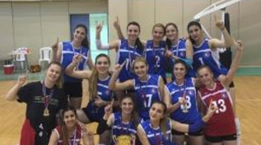 &Ccedil;om&uuml; Voleybolda Namağlup Şampiyon Oldu