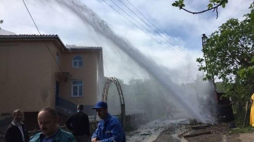 Patlayan Su 20 Metre Yukarı Fışkırdı