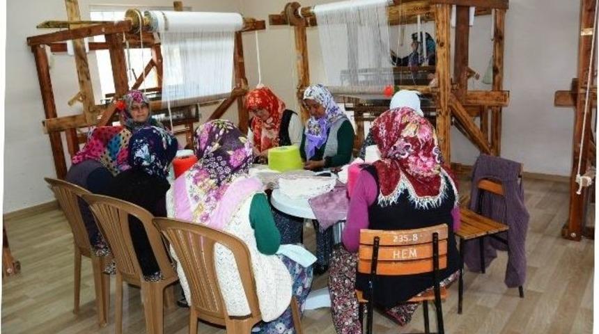 Asmacıklı Bayanlar Bez Dokumayı &Ouml;ğreniyor