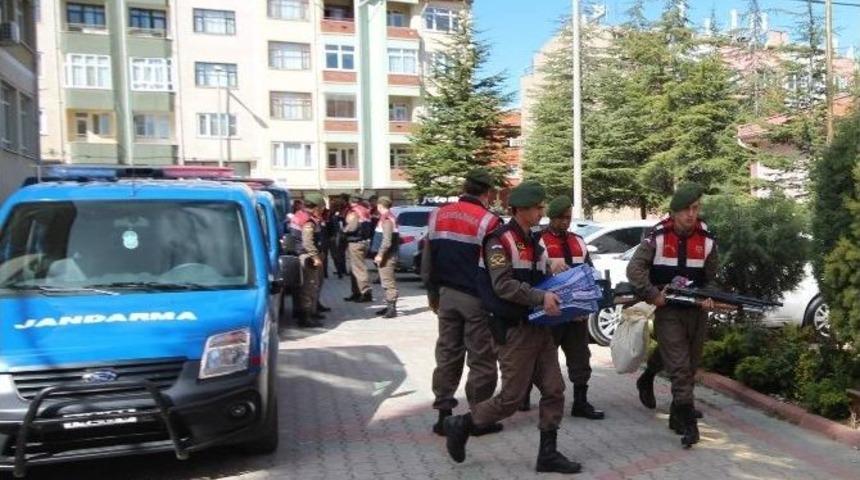 Silah Operasyonunda &Uuml;&ccedil; Tutuklama