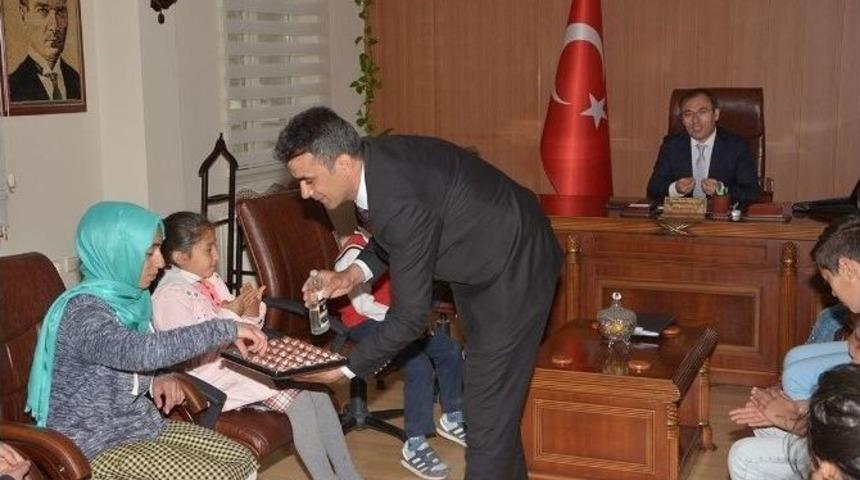 Yetim Ve &Ouml;ks&uuml;z &Ouml;ğrencilerden Kaymakam Akg&uuml;l&rsquo;e Teşekk&uuml;r Ziyareti