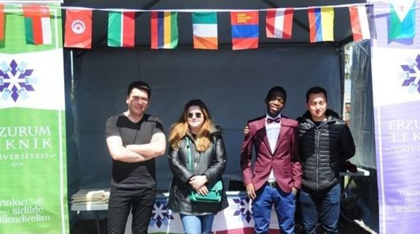 49 &Uuml;lkeden Y&uuml;zlerce &Ouml;ğrenci İle Aziziye Meydanında Buluştu