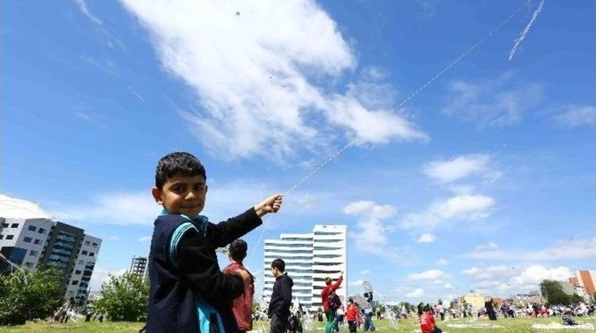 2 Bini Aşkın U&ccedil;urtma G&ouml;ky&uuml;z&uuml;n&uuml; S&uuml;sledi